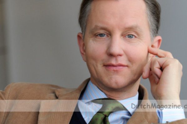 Max Raabe Krankheit: Verschobene Konzerte, Neues Album und Hintergründe zum Sänger und Palast Orchester